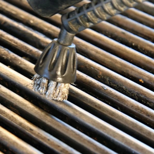 Metal brush from Novaltec Black Hawk R Steam Generator cleaning a grill grate